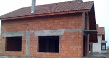 casa rosu de vanzare