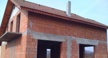 casa tauti in rosu