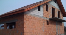 in rosu -casa